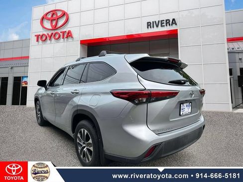 Used 2021 Toyota Highlander XLE AWD/4WD image 4