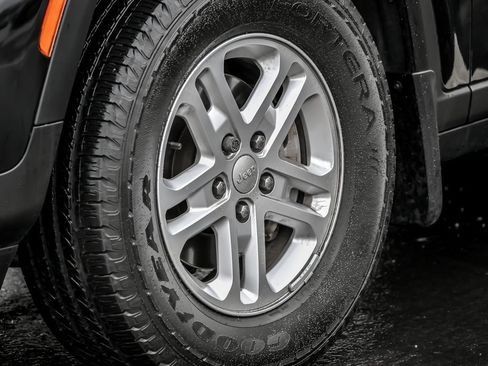 Used 2022 Jeep Grand Cherokee Laredo w/ Luxury Tech Group I image 4