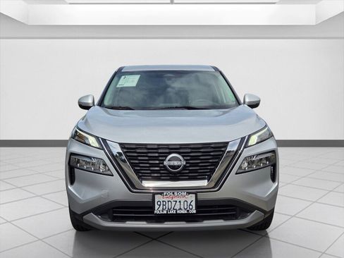 Used 2022 Nissan Rogue SV image 2