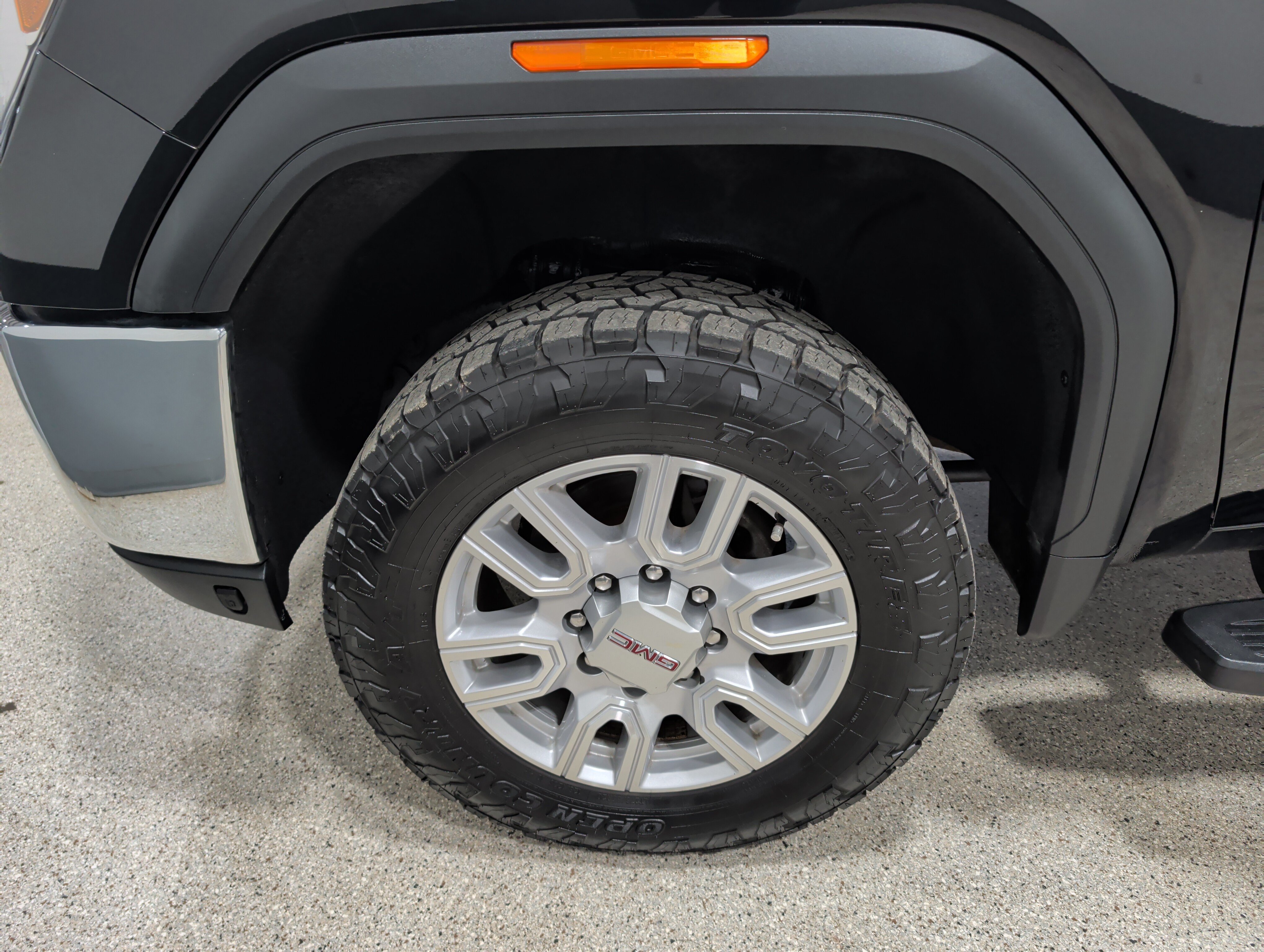 Used 2022 GMC Sierra 2500 SLT w/ X31 Off-Road Package AWD/4WD image 9