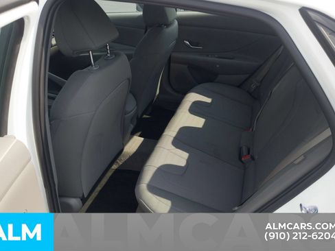 Certified 2026 Hyundai Elantra SE FWD image 17