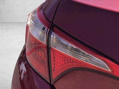 Used 2018 Toyota Corolla LE image 9