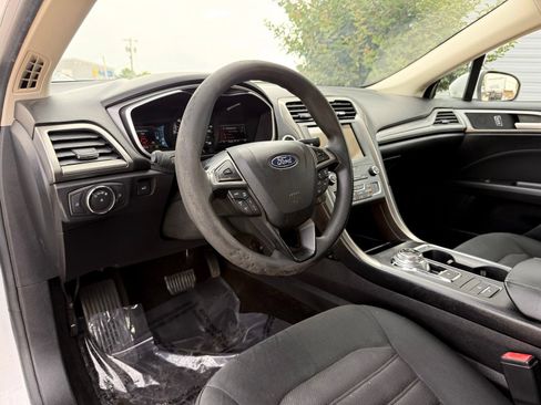 Used 2019 Ford Fusion SE FWD image 12