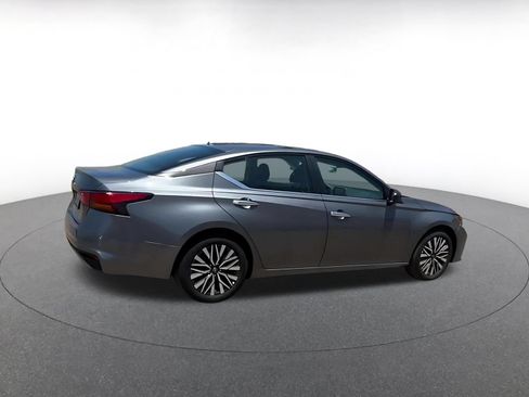 Used 2025 Nissan Altima 2.5 SV FWD image 14