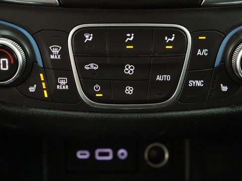 Used 2020 Chevrolet Equinox LT w/ Driver Convenience Package image 21