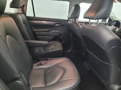 Used 2021 Toyota Highlander Limited image 19