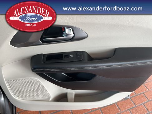 Used 2023 Chrysler Pacifica Touring-L image 14