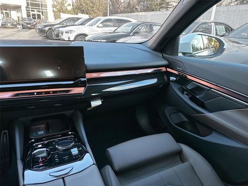 New 2026 BMW 550e xDrive image 18