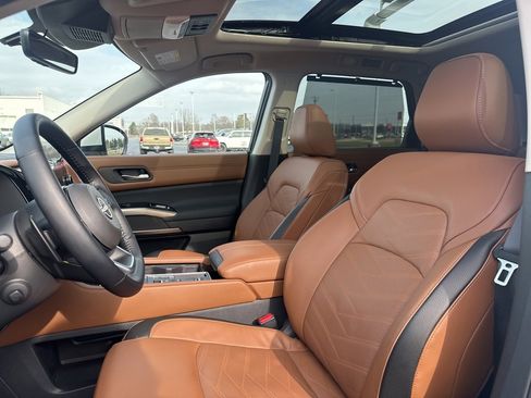 Used 2024 Nissan Pathfinder Platinum image 26
