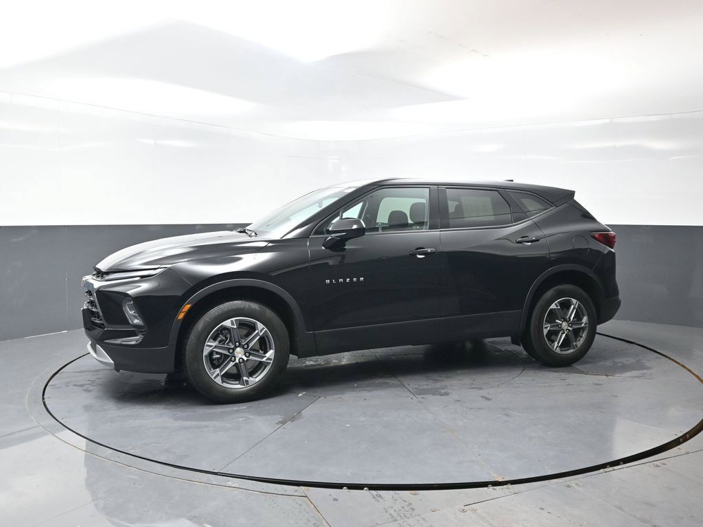 Used 2025 Chevrolet Blazer LT FWD image 9
