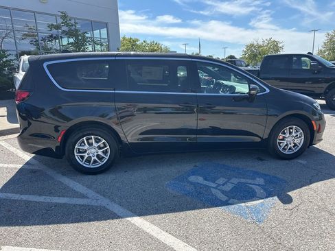 New 2026 Chrysler Pacifica Select image 36
