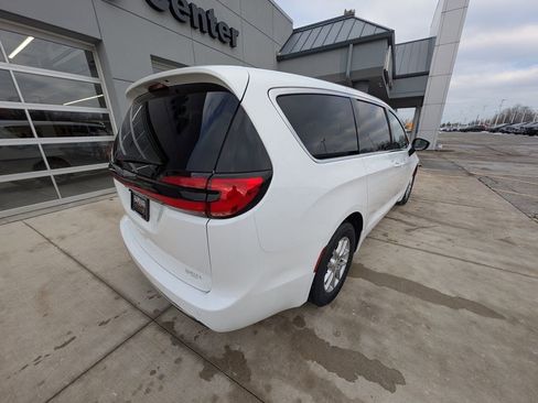 New 2026 Chrysler Pacifica Select image 5