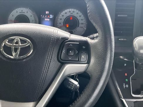 Used 2016 Toyota Sienna SE FWD image 25