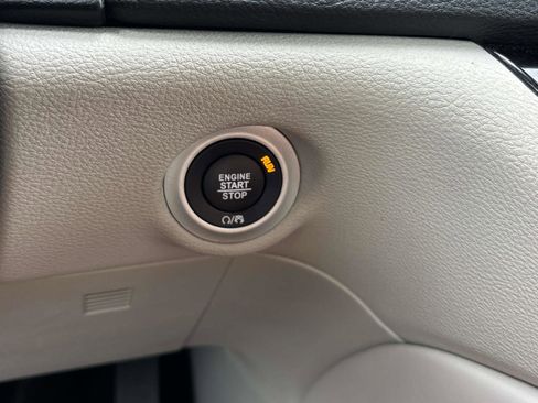 Used 2023 Chrysler Pacifica Limited image 31