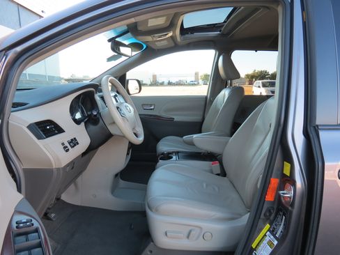 Used 2011 Toyota Sienna XLE image 34