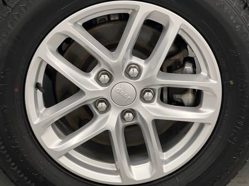 Used 2023 Jeep Grand Cherokee L Laredo image 69