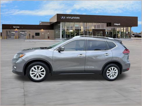 Used 2018 Nissan Rogue SV FWD image 2