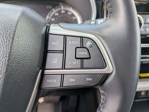 Used 2023 Toyota Highlander XLE AWD/4WD image 17