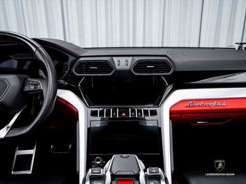 Used 2022 Lamborghini Urus AWD/4WD image 33