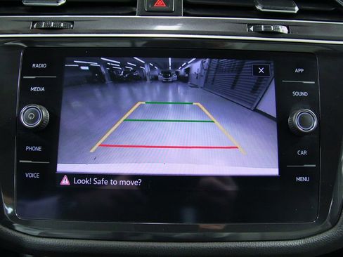 Used 2021 Volkswagen Tiguan SE w/ Panoramic Sunroof Package AWD/4WD image 12