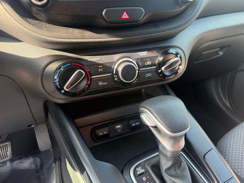 Used 2025 Kia Soul LX w/ LX Technology Package FWD image 16