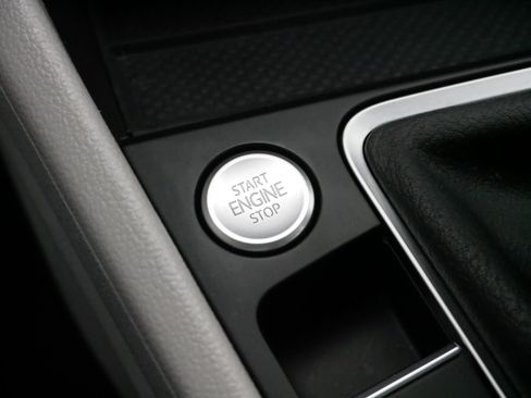 Certified 2025 Volkswagen Jetta SE image 27