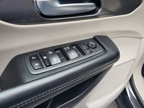 Used 2023 Chrysler Pacifica Touring-L FWD image 14