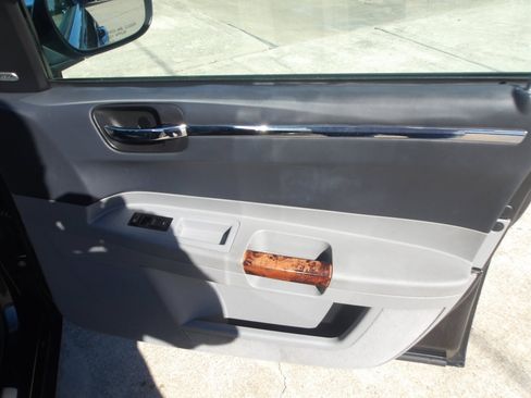 Used 2006 Chrysler 300 C w/ Protection Group II image 9