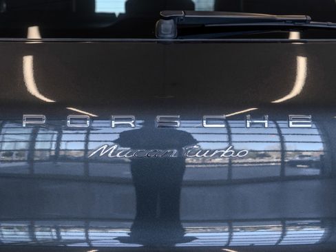 Used 2018 Porsche Macan Turbo w/ Premium Package Plus image 16