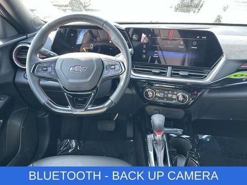 Used 2025 Chevrolet Trax RS image 2