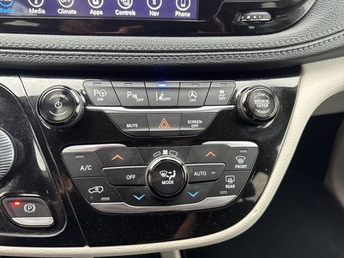 Used 2018 Chrysler Pacifica Limited w/ Advanced Safetytec Group FWD image 23
