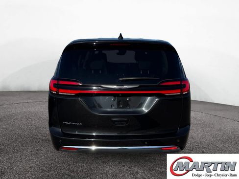 Used 2023 Chrysler Pacifica Touring-L FWD image 6
