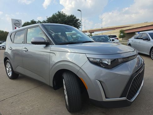 Used 2025 Kia Soul LX w/ LX Technology Package FWD image 3