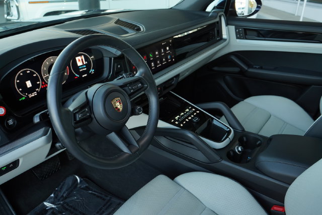 Used 2024 Porsche Cayenne AWD/4WD image 2