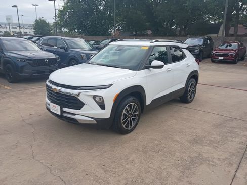 Used 2025 Chevrolet TrailBlazer LT AWD/4WD image 1
