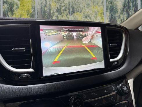 Used 2023 Chrysler Pacifica Touring-L FWD image 26