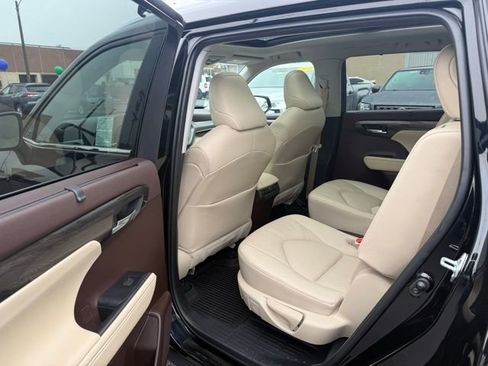 Used 2021 Toyota Highlander Platinum image 10