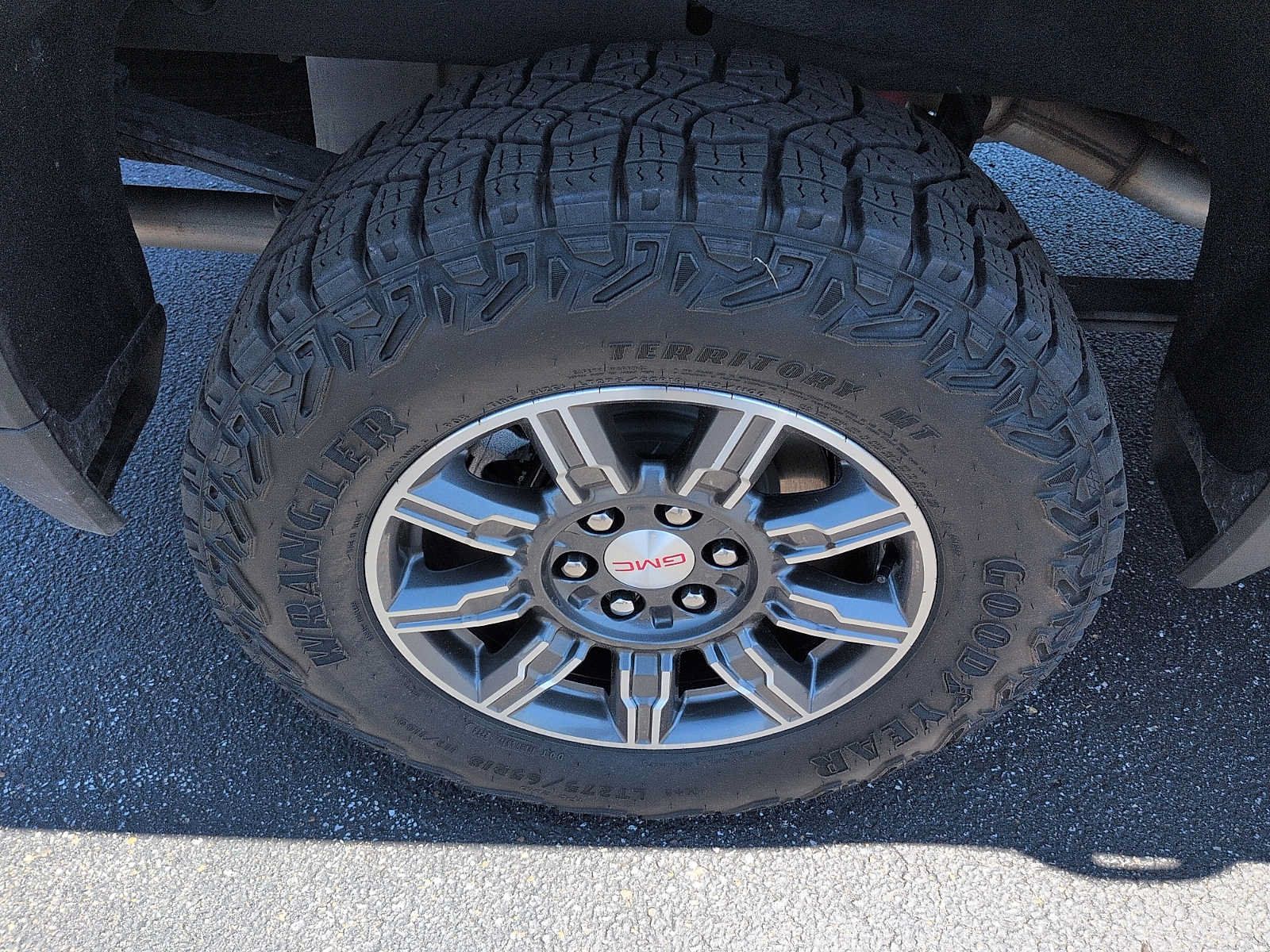 Used 2025 GMC Sierra 1500 AT4 w/ AT4 Premium Package AWD/4WD image 9