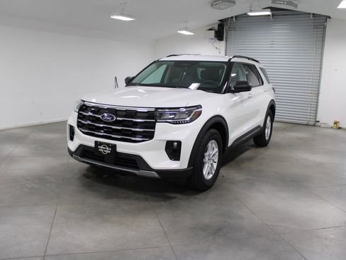 New 2026 Ford Explorer Active w/ Active Comfort Package image 3