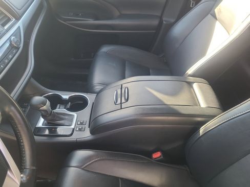 Used 2018 Toyota Highlander XLE image 15