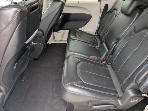 Used 2021 Chrysler Pacifica Touring-L w/ Uconnect Theater Family Group FWD image 16