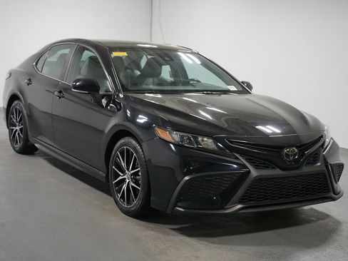 Used 2023 Toyota Camry SE image 3