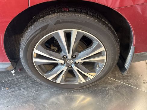 Used 2018 Nissan Pathfinder Platinum image 10