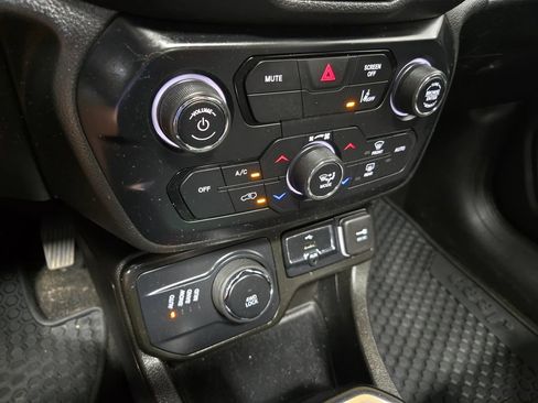 Used 2023 Jeep Renegade Limited w/ Sun/Sound Group AWD/4WD image 28