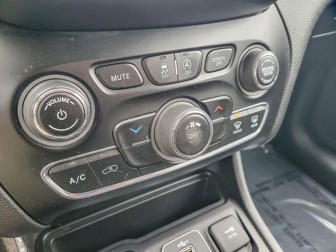 Used 2021 Jeep Cherokee Latitude Plus AWD/4WD image 17