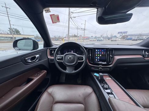 Used 2023 Volvo XC60 B5 Plus image 23