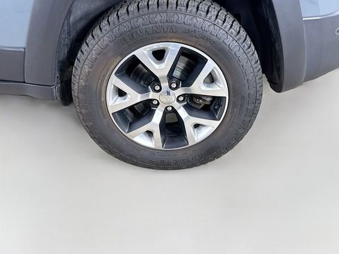 Used 2015 Jeep Cherokee Trailhawk w/ Comfort/Convenience Group AWD/4WD image 28