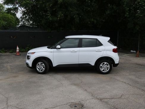 Used 2022 Hyundai Venue SE image 2