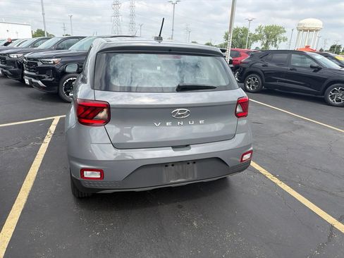 Used 2023 Hyundai Venue SE FWD image 3