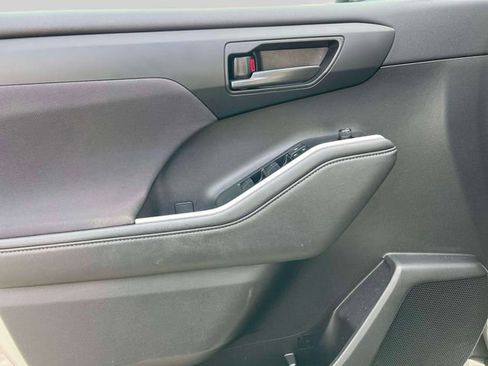 Used 2021 Toyota Highlander LE image 15